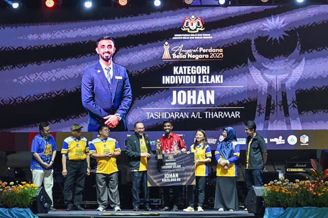 YSS alumnus Thashidaran a/l Tharmar receiving the Anugerah Perdana Belia Negara award