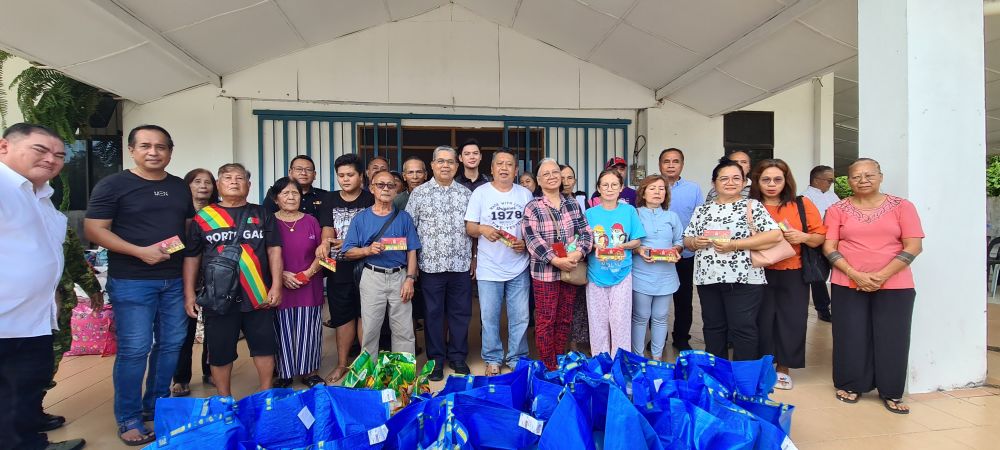 YSS volunteers distributing relief aid after the Kanowit fire
