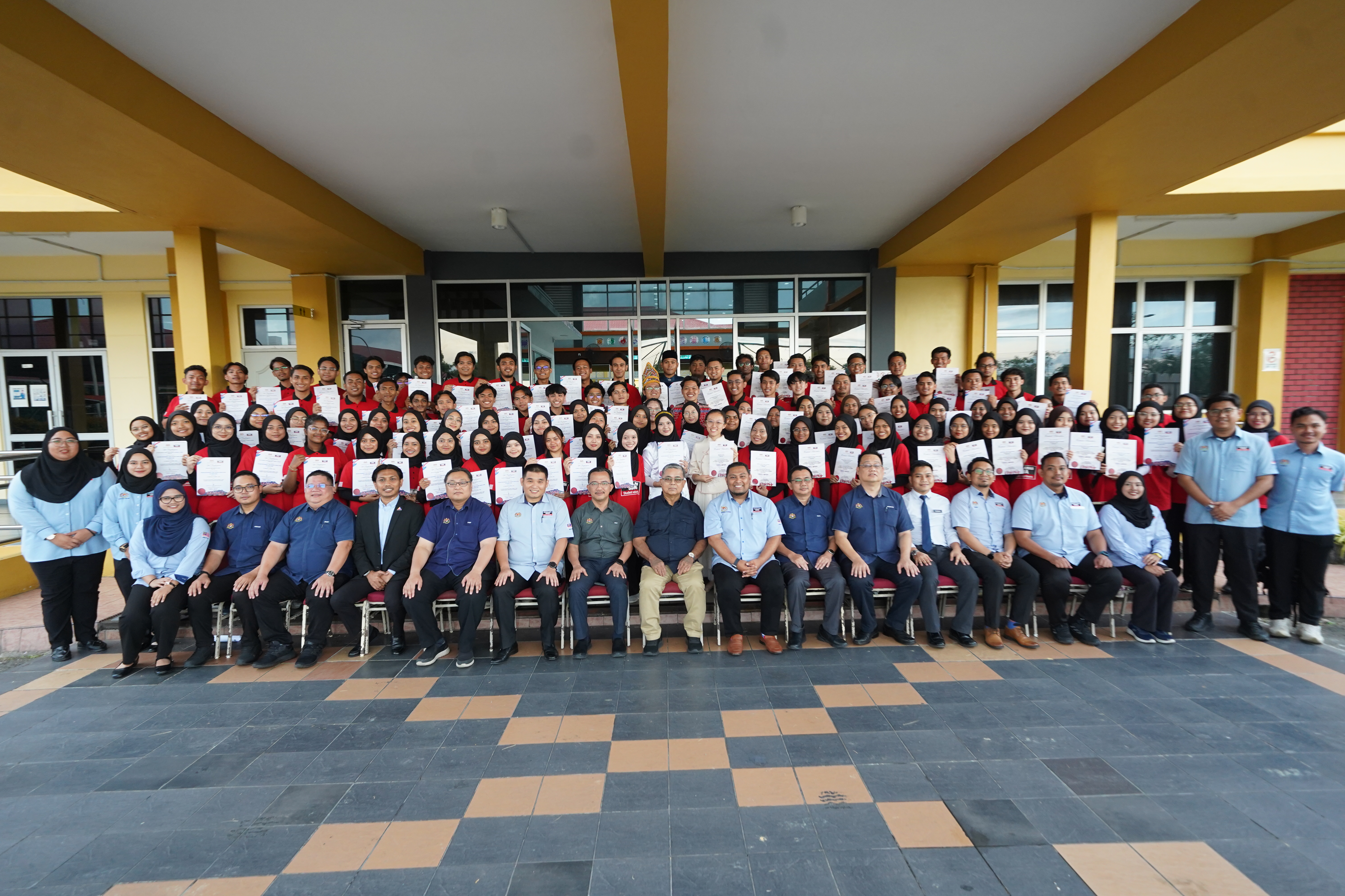 Large graduating cohort of YSS student volunteers, Misi Sabah 2025