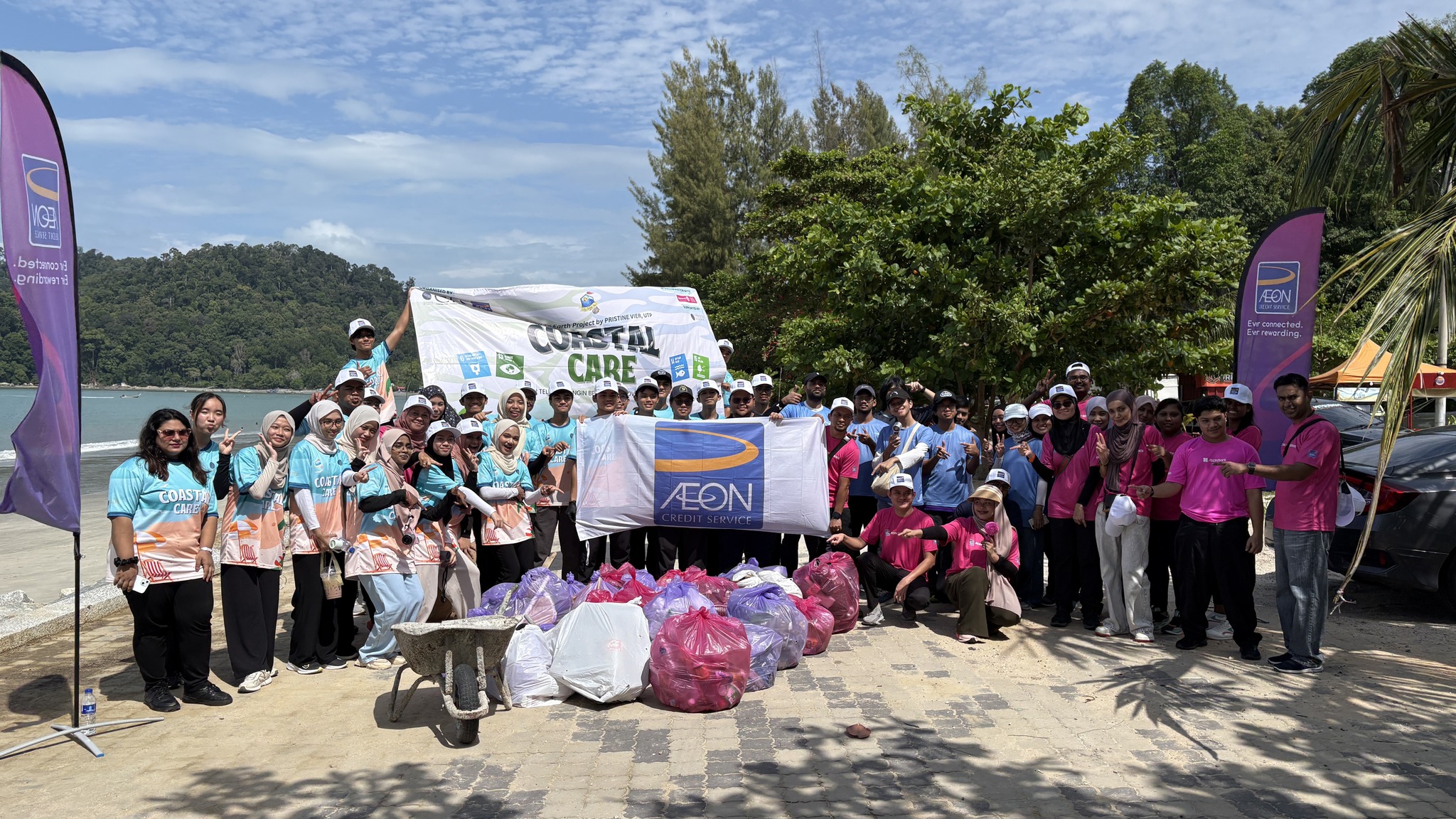 YSS volunteers and AEON Credit staff at a Coastal Care beach clean-up